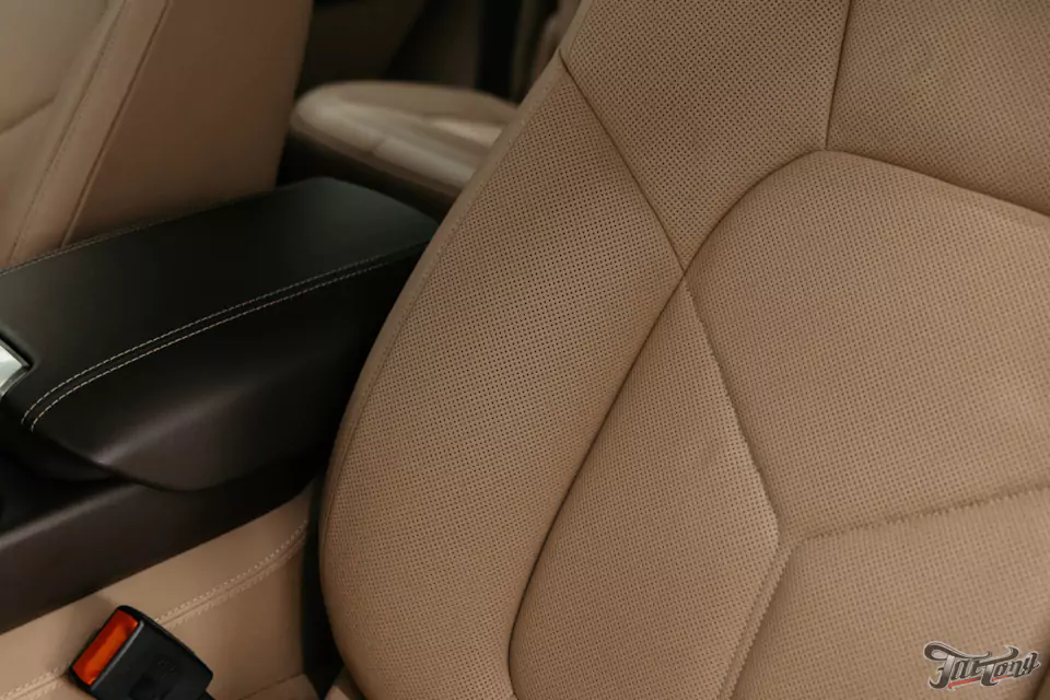 Комплексная химчистка салона и обработка кожи керамикой для Porsche Cayenne